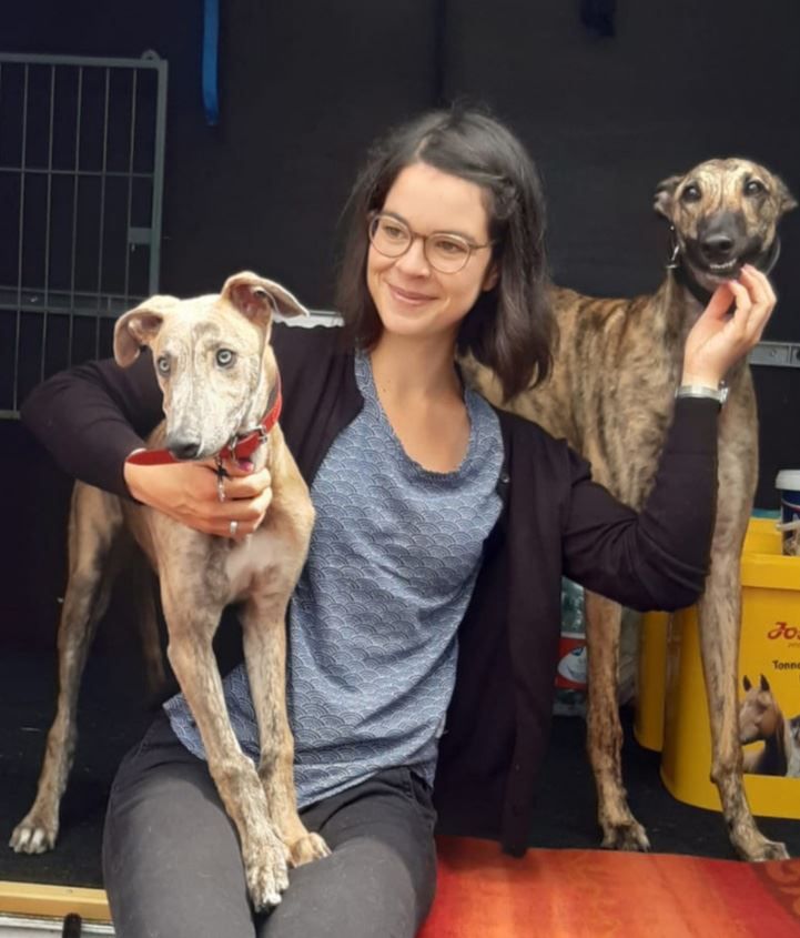 Julia Grosch mit zwei Windhunden