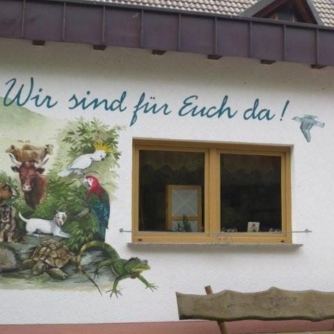 Praxisgebäude mit Wandbild „Wir sind für Euch da!“